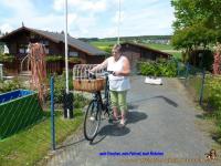 821 | 2014-05-22  Toni thront im Fahrradkörbchen